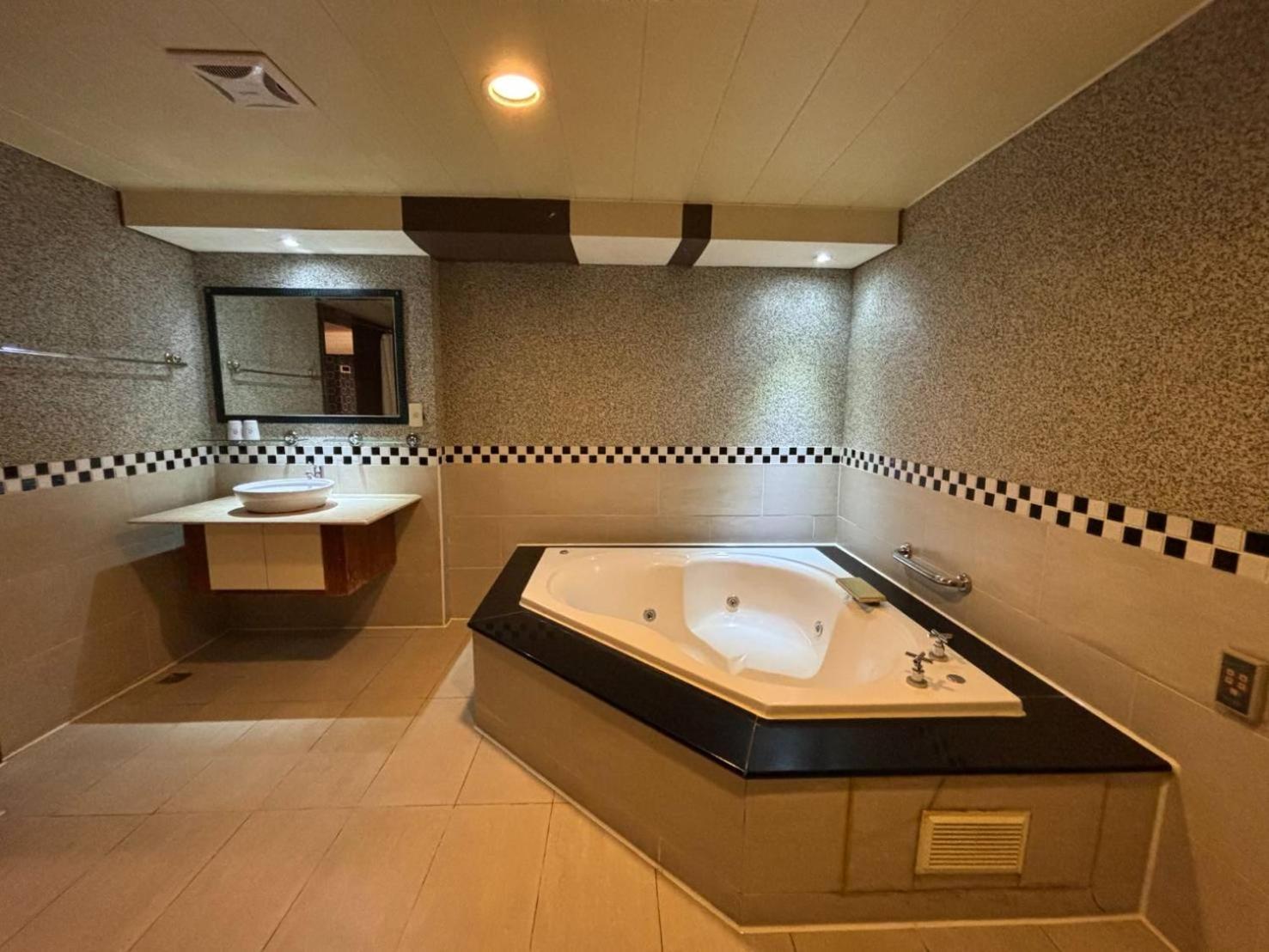 Hua Xiang Motel - Da Chang 카오슝 외부 사진